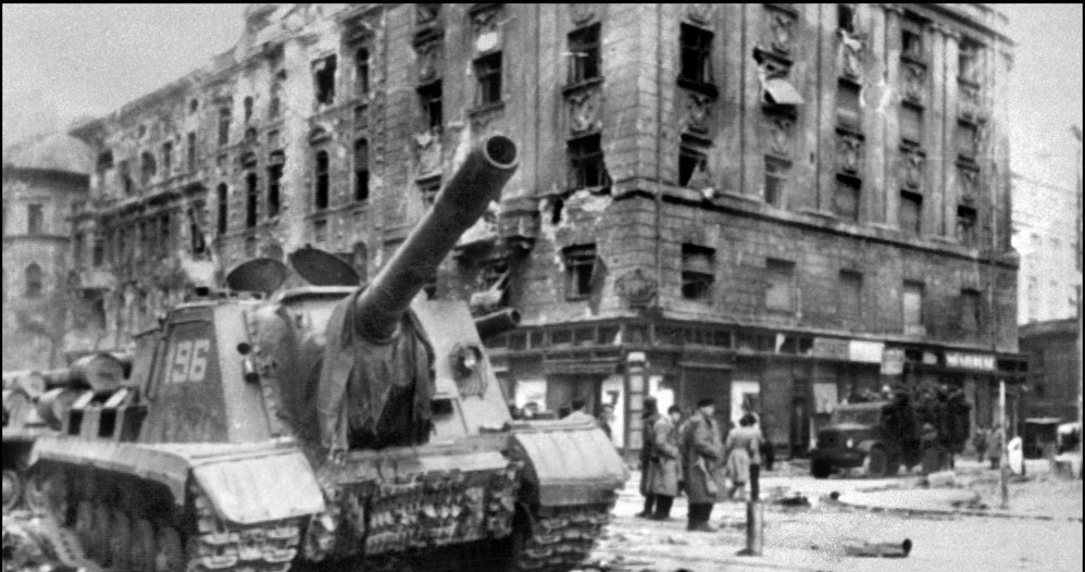 Sowiecki czołg na ulicach Budapesztu w 1956 roku /AFP