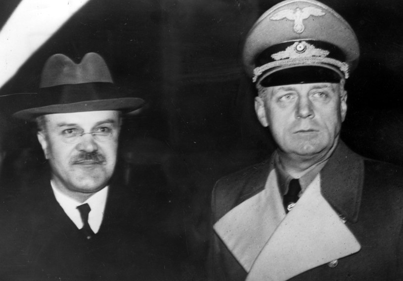 Sowiecki komisarz ludowy Wiaczesław Mołotow (z lewej) u ministra spraw zagranicznych III Rzeszy Joachima von Ribbentropa. Berlin, rok 1940. /Z archiwum Narodowego Archiwum Cyfrowego