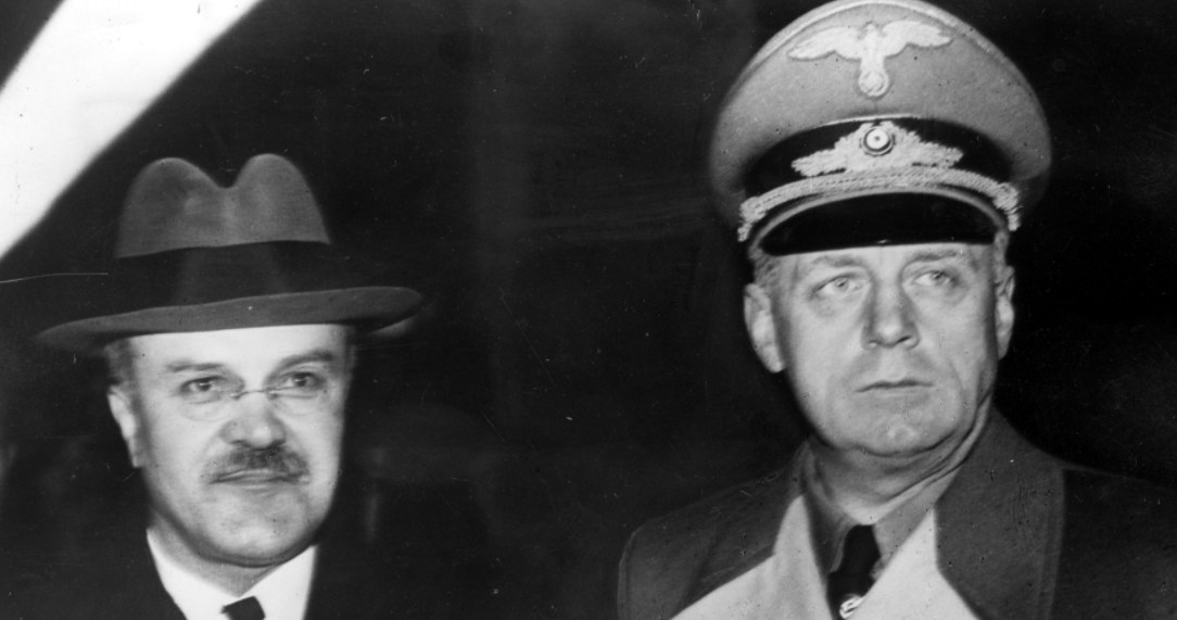 Sowiecki komisarz ludowy Wiaczesław Mołotow (z lewej) u ministra spraw zagranicznych III Rzeszy Joachima von Ribbentropa. Berlin, rok 1940. /Z archiwum Narodowego Archiwum Cyfrowego