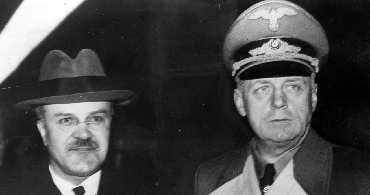 Sowiecki komisarz ludowy Wiaczesław Mołotow (z lewej) u niemieckiego ministra spraw zagranicznych Joachima von Ribbentropa. Zdjęcie z listopada 1940 roku /Z archiwum Narodowego Archiwum Cyfrowego
