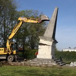 Sowiecki pomnik wyburzony w Głubczycach na Opolszczyźnie