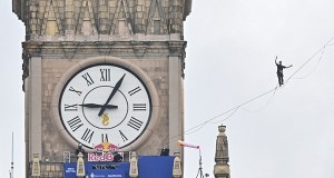 Spacer 180 metrów nad ziemią. Ekstremalny wyczyn Estończyka w Warszawie