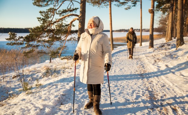 Spacer czy nordic walking? Jaki sport polecić babci i dziadkowi?