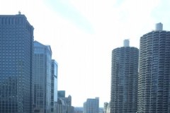 Spacer po linie między drapaczami