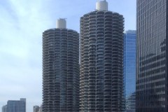 Spacer po linie między drapaczami