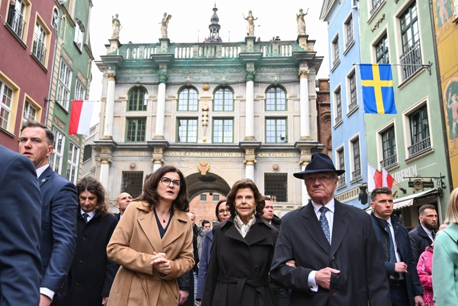 Spacer szwedzkiej pary królewskiej po Gdańsku w towarzystwie prezydent Aleksandry Dulkiewicz /Adam Warżawa /PAP