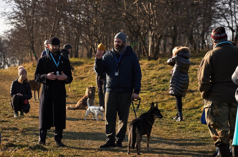 Spacer z psami po terenie obozu Płaszów przebiegał w atmosferze dialogu i szacunku /FestivAlt /materiały prasowe