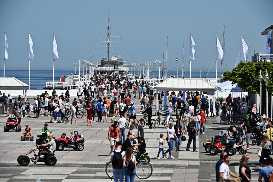 Spacerowicze wypoczywający w Sopocie podczas długiego weekendu /Marcin Gadomski /PAP