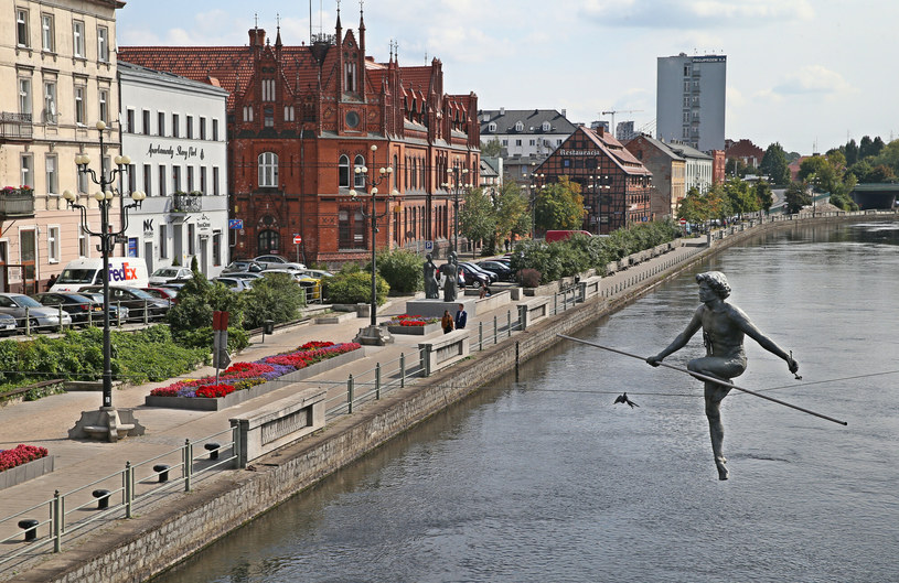 Spacerujący na linie jest jednym ze znaków rozpoznawczych miasta Bydgoszczy /MONKPRESS /East News
