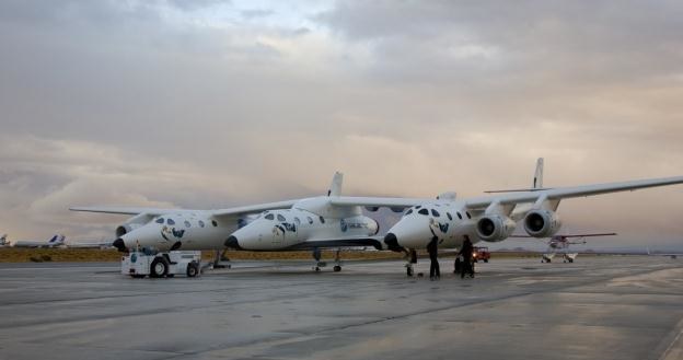 SpaceShipTwo podczepiony do maszyny wznoszącej.    Fot. Virgin Galactic /materiały prasowe