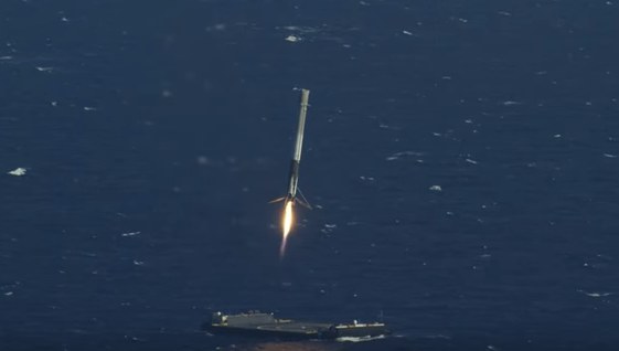 SpaceX - ułamki sekundy przed lądowaniem /materiały prasowe