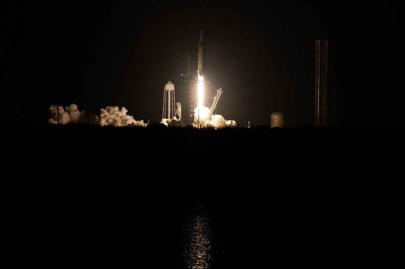 SpaceX wysyła Dragona na orbitę. Falcon 9 w powietrzu