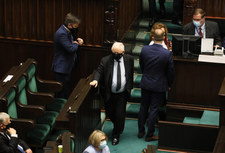 Spada poparcie dla PiS, Konfederacja pod progiem wyborczym. Nowy sondaż