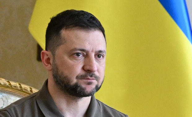 Spada zaufanie do Zełenskiego. Załużny nowym bohaterem Ukrainy