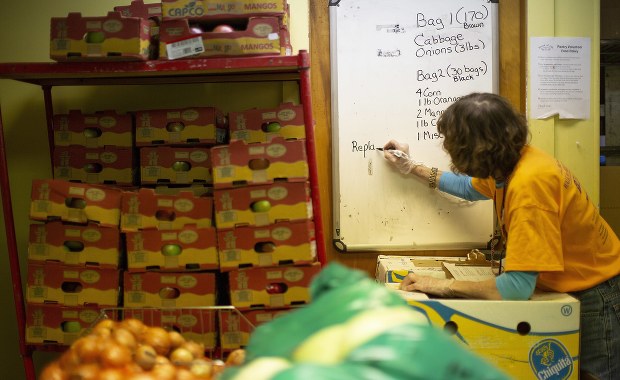 Spadają dochody Amerykanów. "Żyją od wypłaty do wypłaty" 