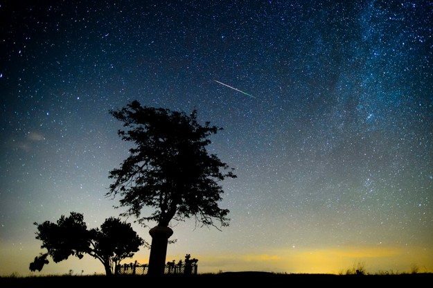 Spadająca gwiazda, czyli meteor z roju Perseidów /PETER KOMKA /PAP/EPA