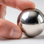 Spadająca kulka w bloku. Skąd bierze się ten dziwny dźwięk?