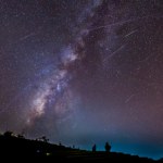niebo Spadające gwiazdy rozświetlą niebo. Szczyt roju meteorów Eta Akwarydy