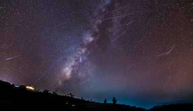 Spadające gwiazdy rozświetlą niebo. Szczyt roju meteorów Eta Akwarydy