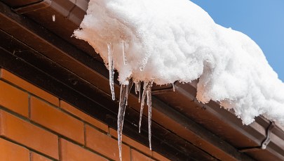 ​Spadający z dachu lód ranił dwie nastolatki. Trafiły do szpitala