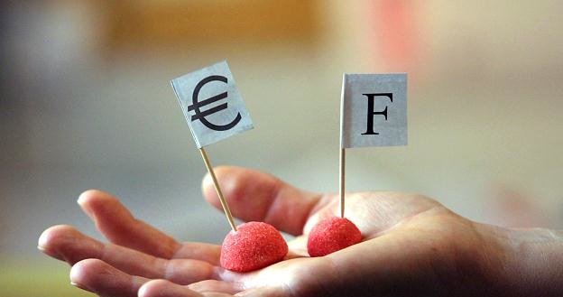 Spadek kursu franka ma związek z ostatnimi wypowiedziami szefa Europejskiego Banku Centralnego /AFP