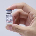 Spadek liczby szczepień przeciw COVID-19. Lekarze alarmują