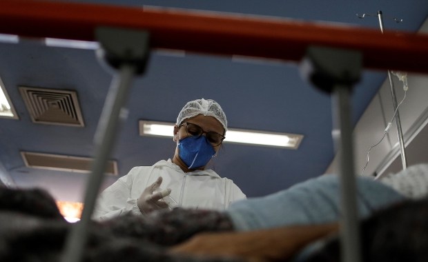 Spadek liczby zakażeń koronawirusem. "Ale to nie czas na luzowanie"