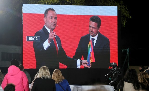 Spadek poparcia dla Trzaskowskiego. Nawrocki depcze mu po piętach!