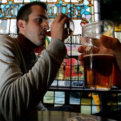 Spadek sprzedaży piwa nie wpływa na sprzedaż słonych przekąsek /AFP