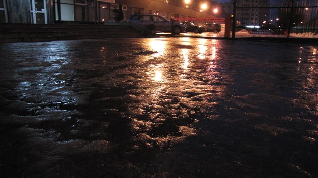 Spadek temperatury w nocy poniżej 0 st. może powodować, że na drogach i chodnikach będzie ślisko /Archiwum RMF FM