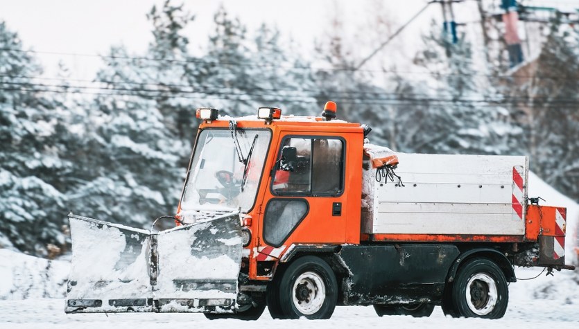 ​Spadł z pługopiaskarki. Obrażenia okazały się śmiertelne