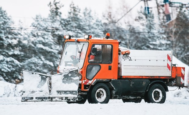​Spadł z pługopiaskarki. Obrażenia okazały się śmiertelne