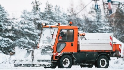 ​Spadł z pługopiaskarki. Obrażenia okazały się śmiertelne