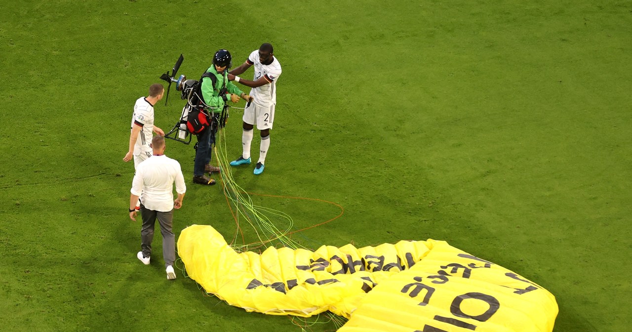 Spadochroniarz na boisku /Alexander Hassenstein /Getty Images