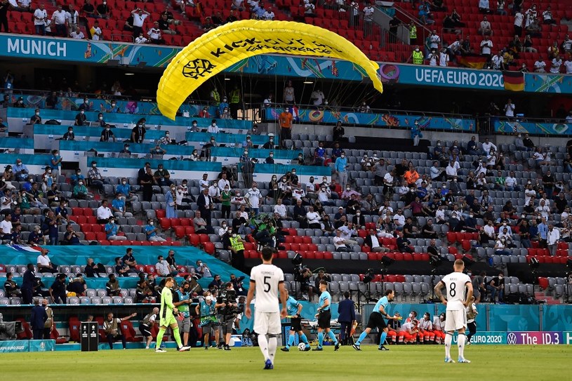 Spadochroniarz wylądował na boisku /LUKAS BARTH /Getty Images