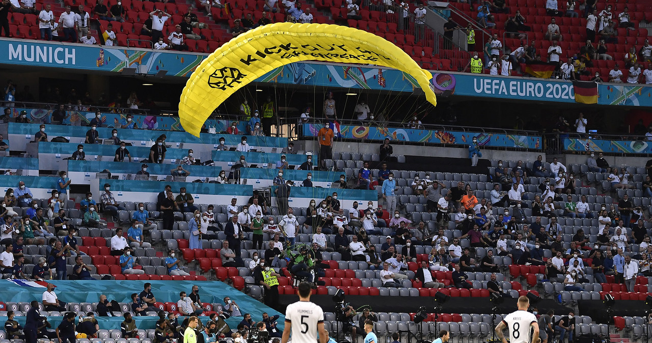 Spadochroniarz wylądował na boisku /LUKAS BARTH /Getty Images