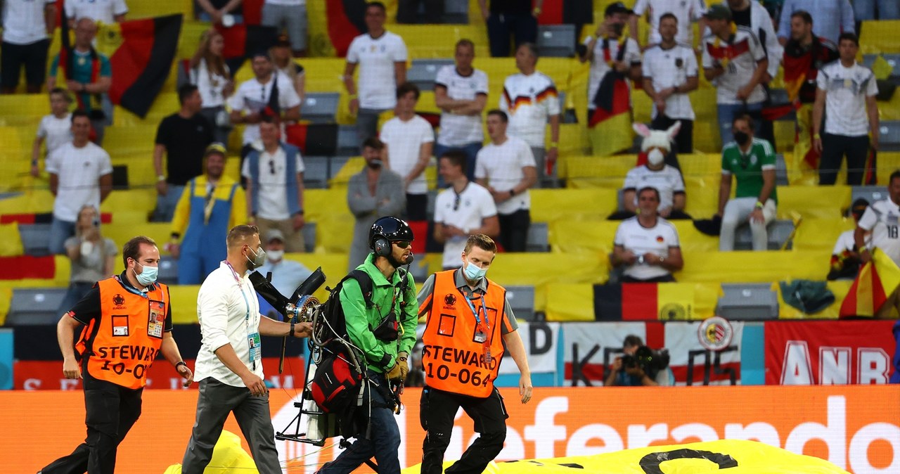 Spadochroniarza zatrzymali ochroniarze /Kai Pfaffenbach  /Getty Images