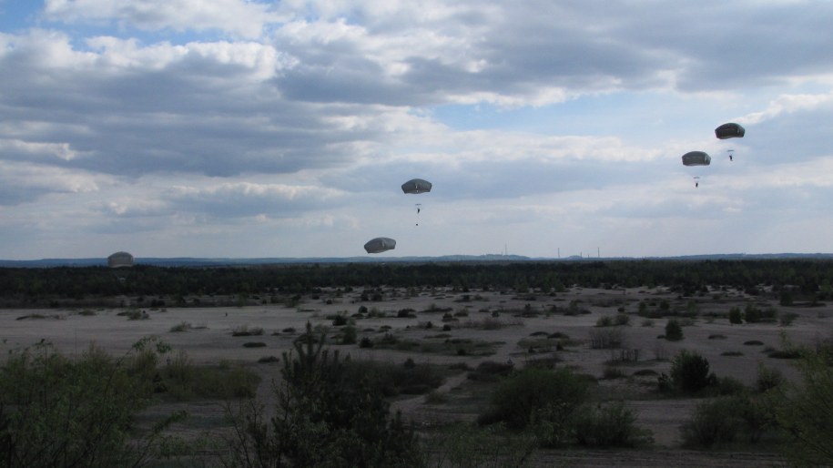 Spadochroniarze lądują na Pustyni Błędowskiej /Maciej Grzyb /RMF FM