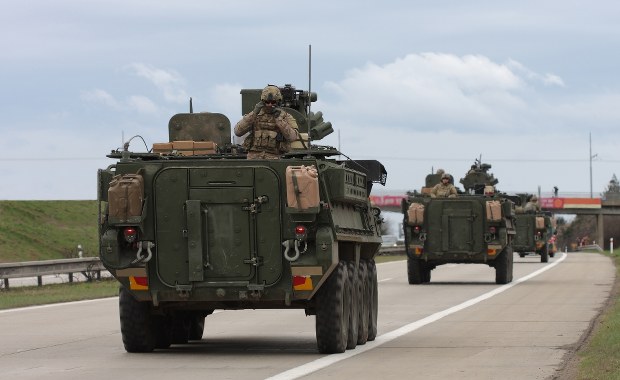 Spadochroniarze z krakowskiej brygady ćwiczą desant z sojusznikami