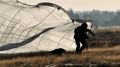 Spadochrony desantowe bez certyfikatów. Skandal w jednostce komandosów