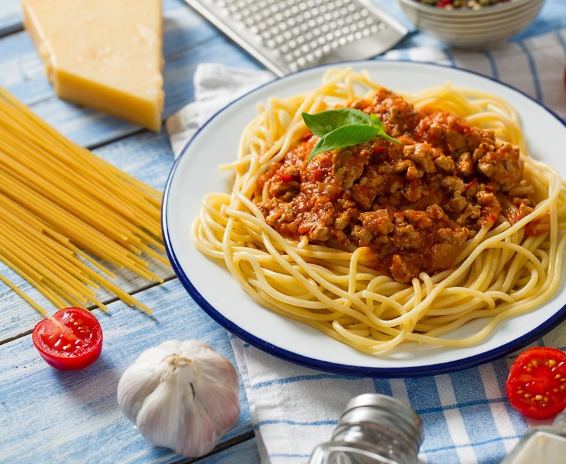 Spaghetti po bolońsku najlepiej smakuje z dodatkiem tartego sera /123RF/PICSEL
