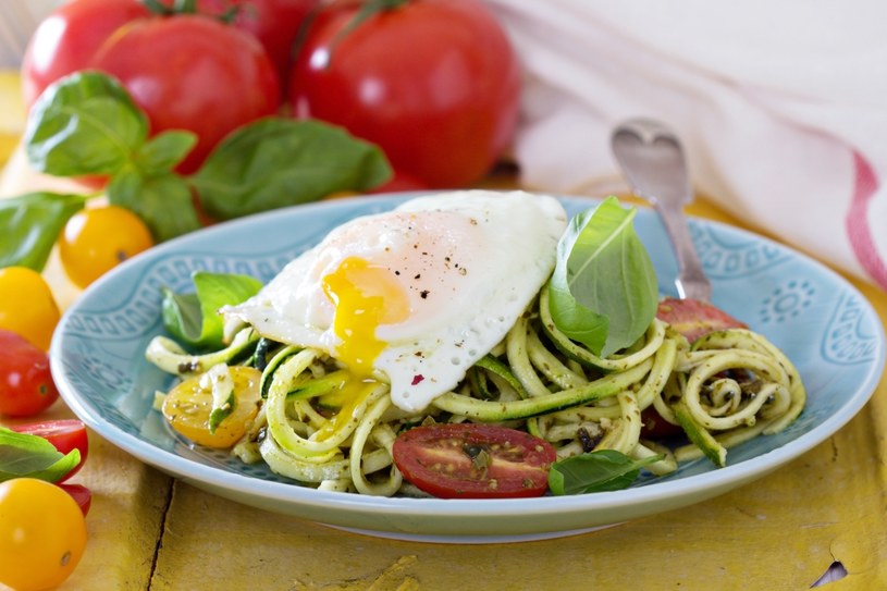 Spaghetti z cukinii /123RF/PICSEL