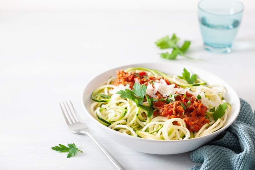 Spaghetti z cukinii /123RF/PICSEL