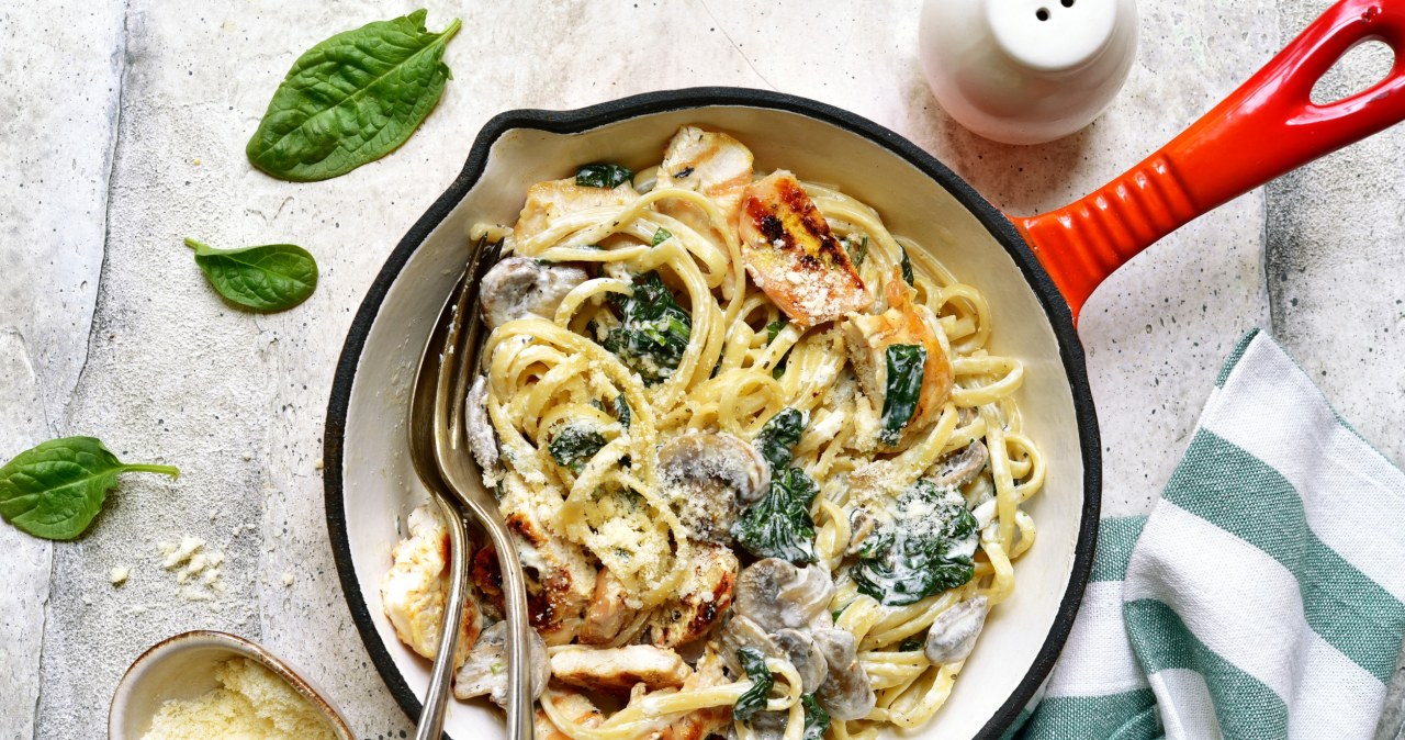 Spaghetti z kurczakiem i szpinakiem w kremowym sosie /lilechka75 /123RF/PICSEL