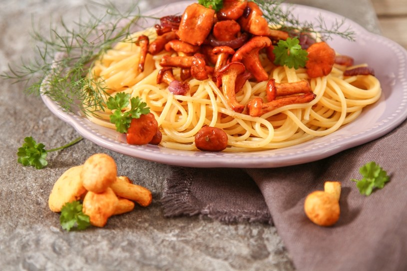 Spaghetti z kurkami i szynką /123RF/PICSEL