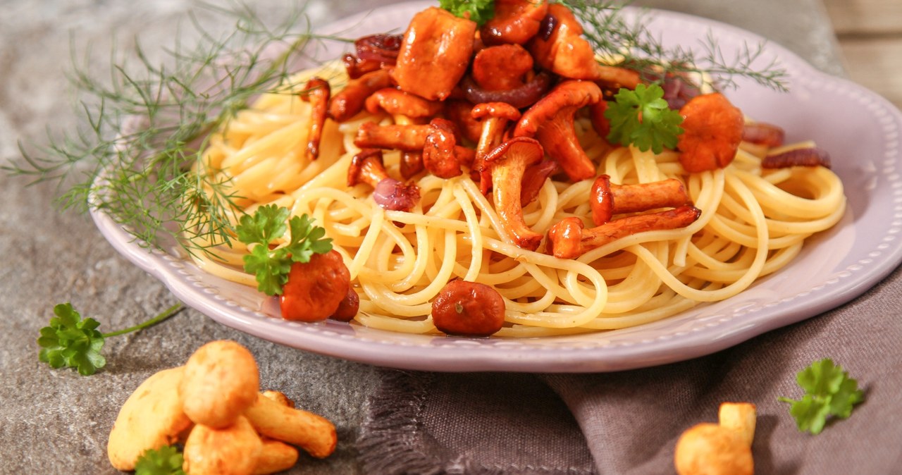 Spaghetti z kurkami i szynką /123RF/PICSEL