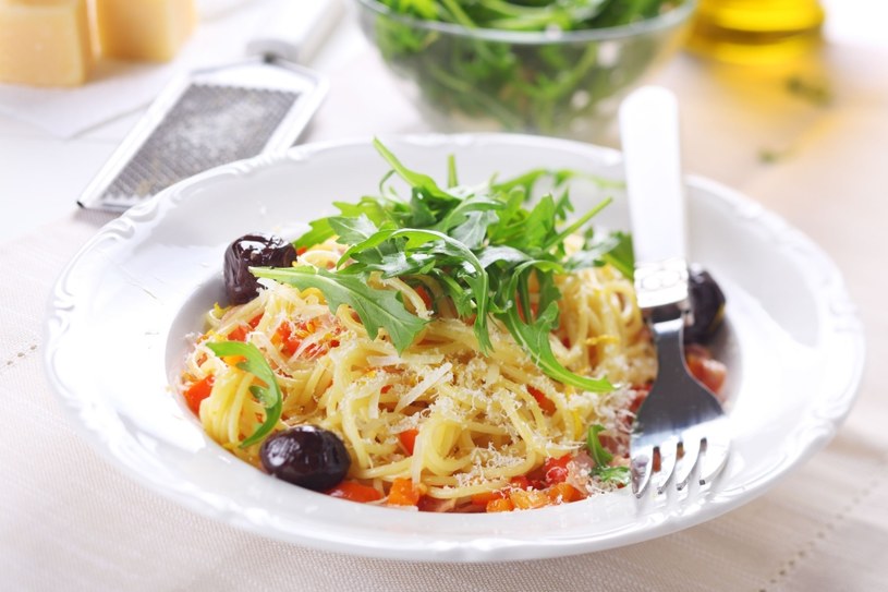 Spaghetti z oliwkami i rukolą /123RF/PICSEL