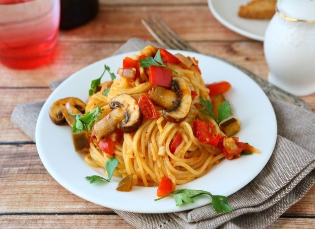 Spaghetti z papryką i grzybami /123RF/PICSEL