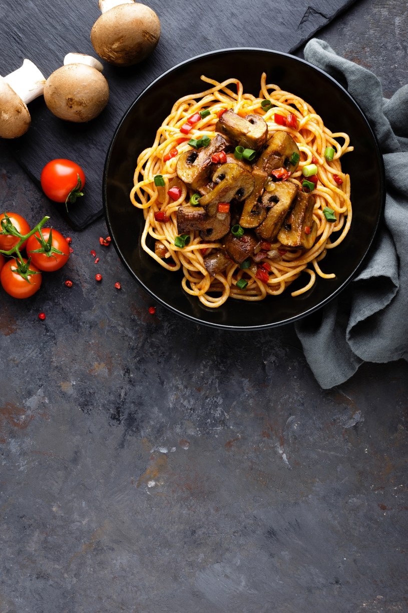Spaghetti z pieczarkami i porem /123RF/PICSEL