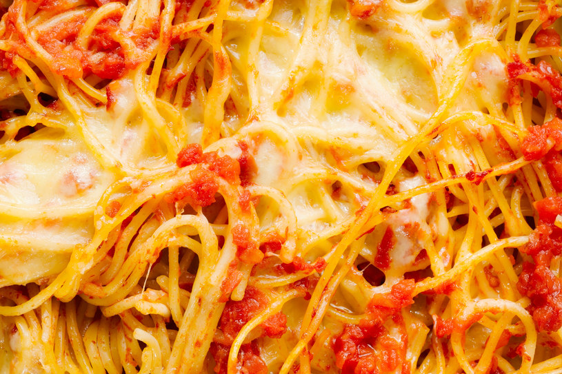 Spaghetti z piekarnika to świetny pomysł na zaspokojenie dużego głodu /123RF/PICSEL